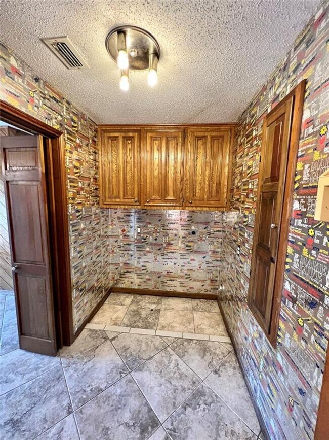 Building Photo - Prestigious Linwood Acres / .44 acres / Rockdale, TX / Swimming Pool