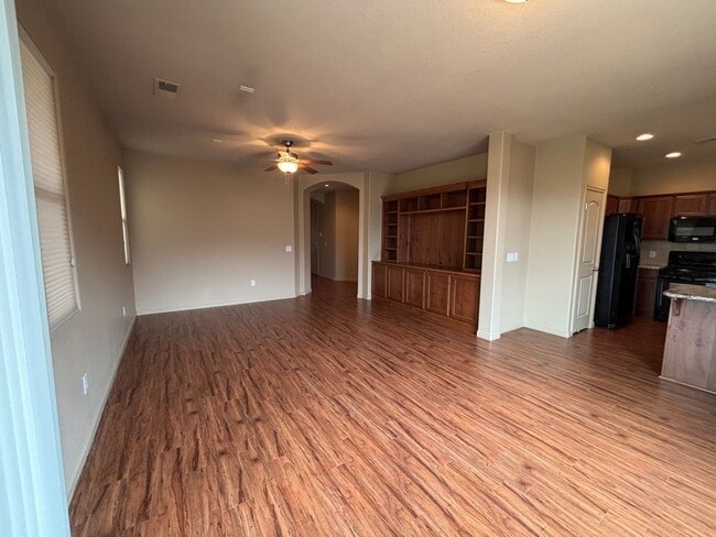 Building Photo - SPACIOUS HOME FOR RENT!