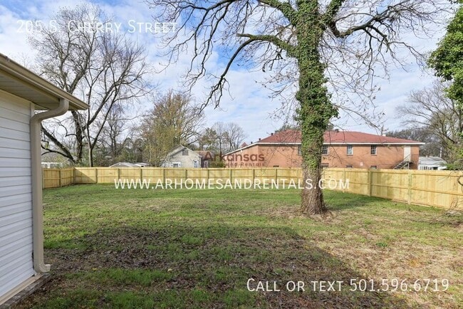 Building Photo - 205 S Cherry St