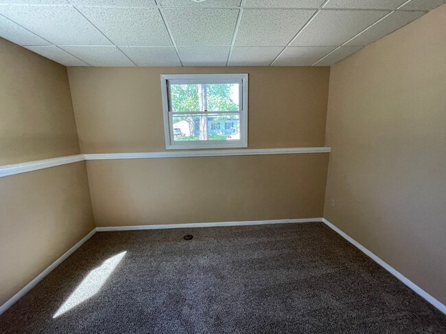 Building Photo - Great Location in West Rock Island!