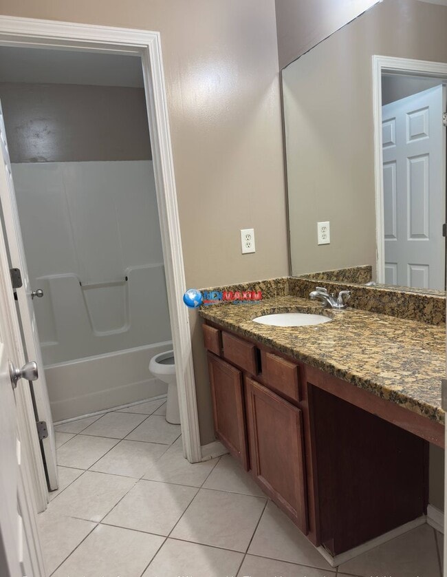 Building Photo - Large 4-bedroom house in the SECKINGER cluster in Buford