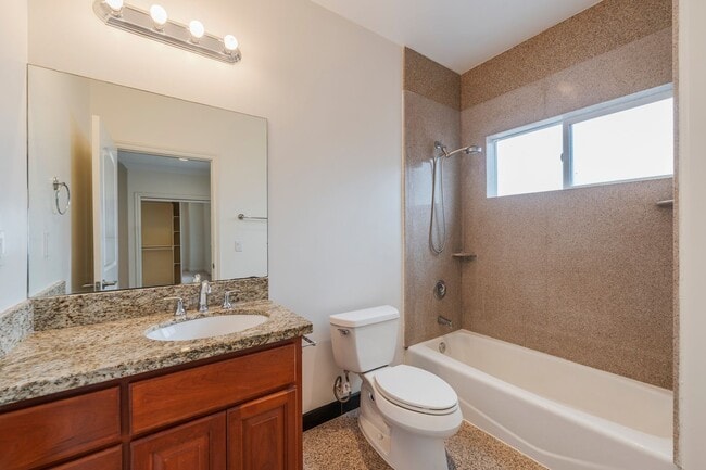 Building Photo - Spacious and Quiet Hawthorne Home!