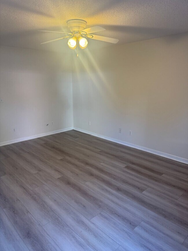 Building Photo - Updated Townhouse In Hunter Hills