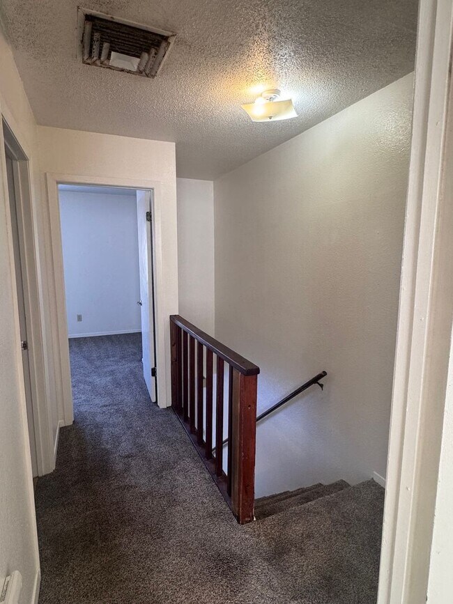 Building Photo - 2 Bed, 1 Bath, 2 Story Townhouse!!!