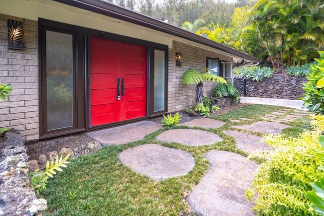 Building Photo - Beautiful Custom Built Home in Wailuku Heights, 2 Bed/3 Bath with Flex Room, Magnificent Ocean/Mo...