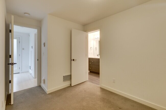 Building Photo - Modern Ballard 3 bedroom townhome for rent!