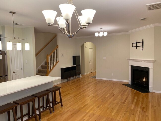 Building Photo - -- AVAILABLE MAY 8TH -- 3 BR / 3.5 BA End Unit Townhome, Available May 8th!