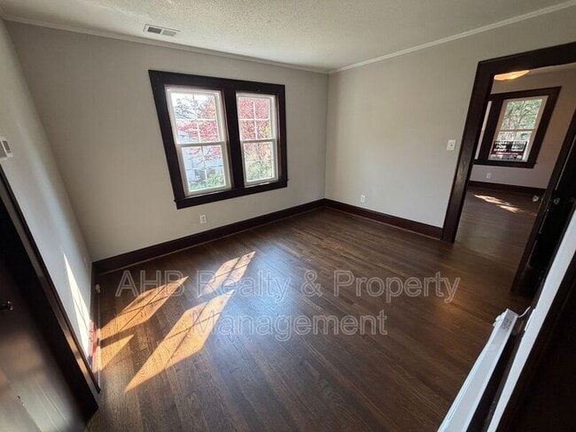 Building Photo - 122 Markham St