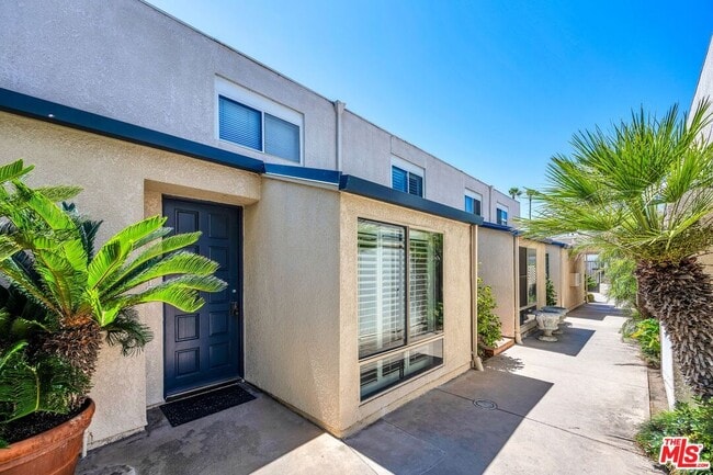 Building Photo - 7301 Vista Del Mar