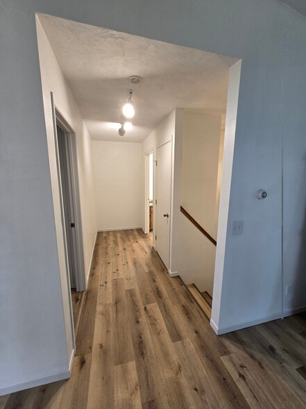 Building Photo - 1542 W River Dr