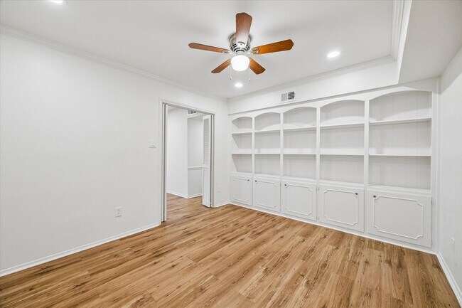 Building Photo - 357 N Post Oak Ln