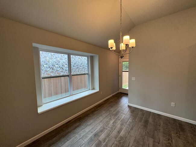 Building Photo - Don't Miss this STUNNING, true 4 bed, 2 ba...