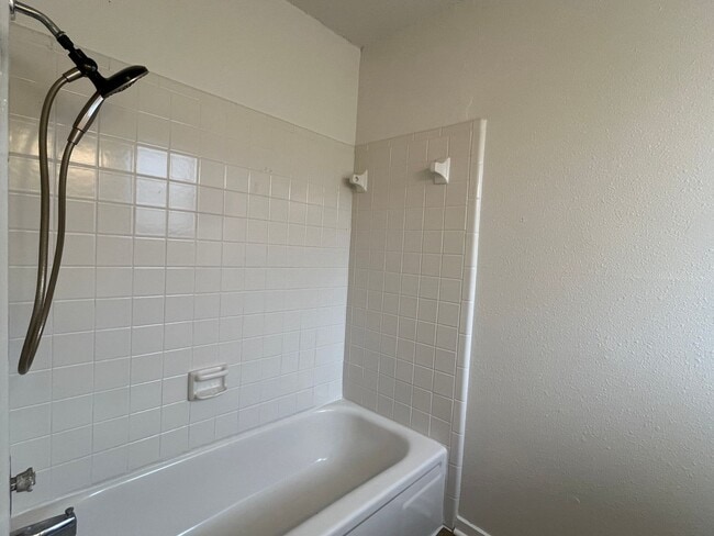 Building Photo - Recently Updated South Side Home!