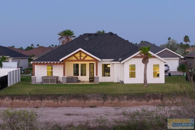 Building Photo - 124 Torrey Pines Dr
