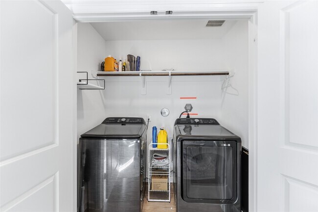 Building Photo - 30843 Boxwood Dr