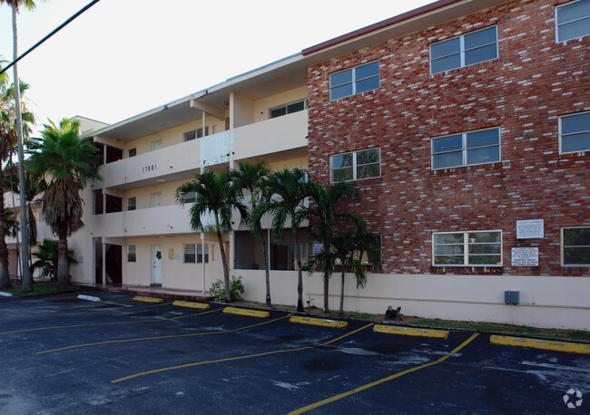 Primary Photo - Colonial Sunset Apartments