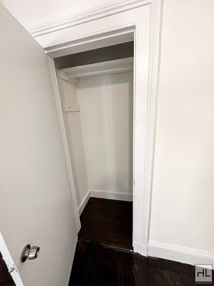 Building Photo - NO FEE Studio on Upper East Side! Won't St...