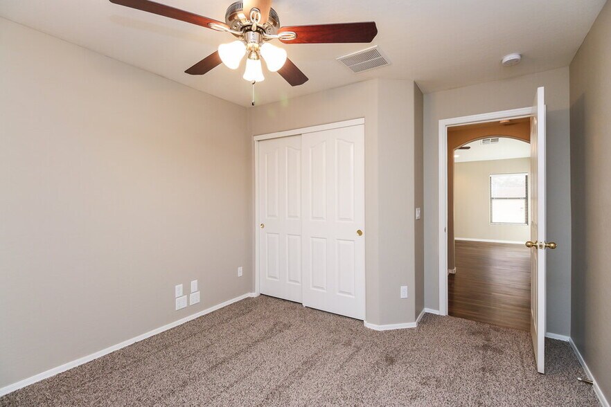 Building Photo - 3275 W Sunshine Butte Dr