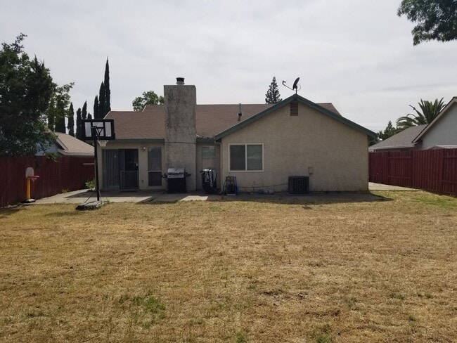 Building Photo - House For Rent!