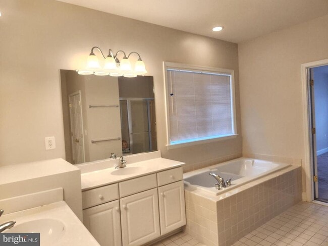 Building Photo - 20667 Golden Ridge Dr