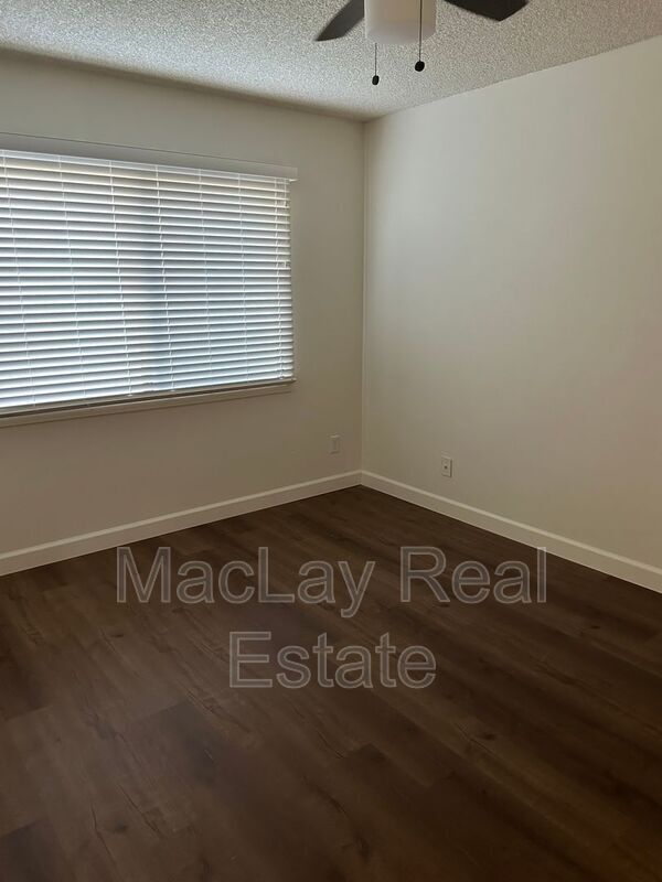 Building Photo - 1221 E Watson Dr