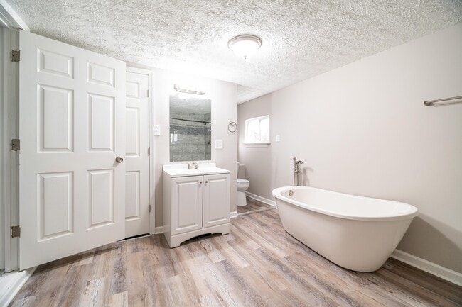 Building Photo - 465 Brehl Ave