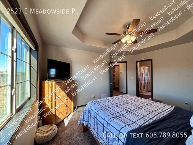 Building Photo - 2523 E Meadowside Pl