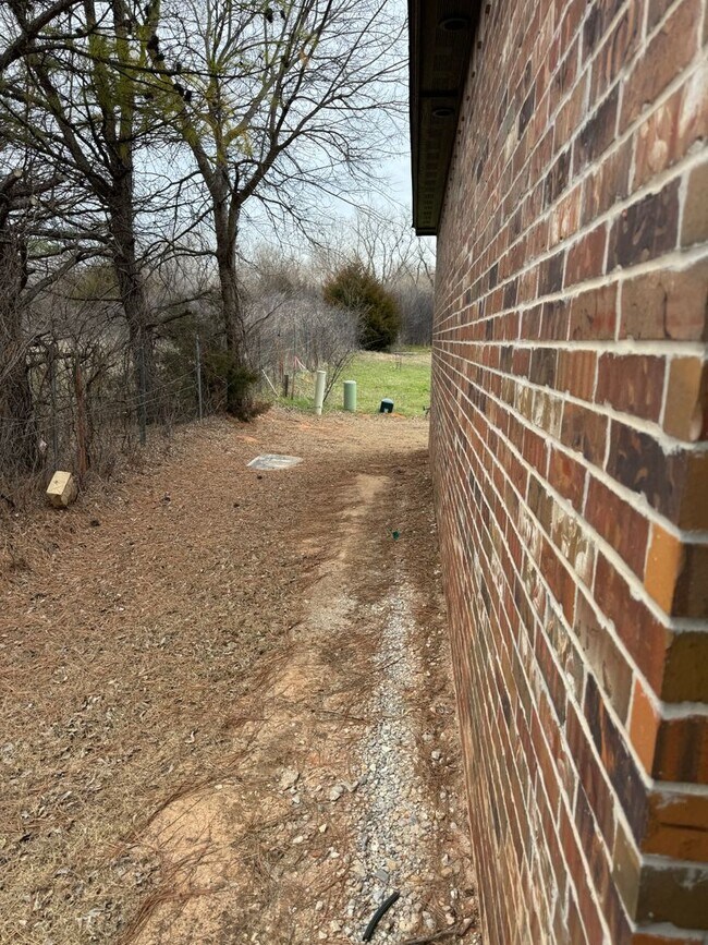 Building Photo - 3 Bed 2 bath with an office in The Enclave