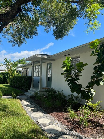 Building Photo - 1629 Poinsettia Ave