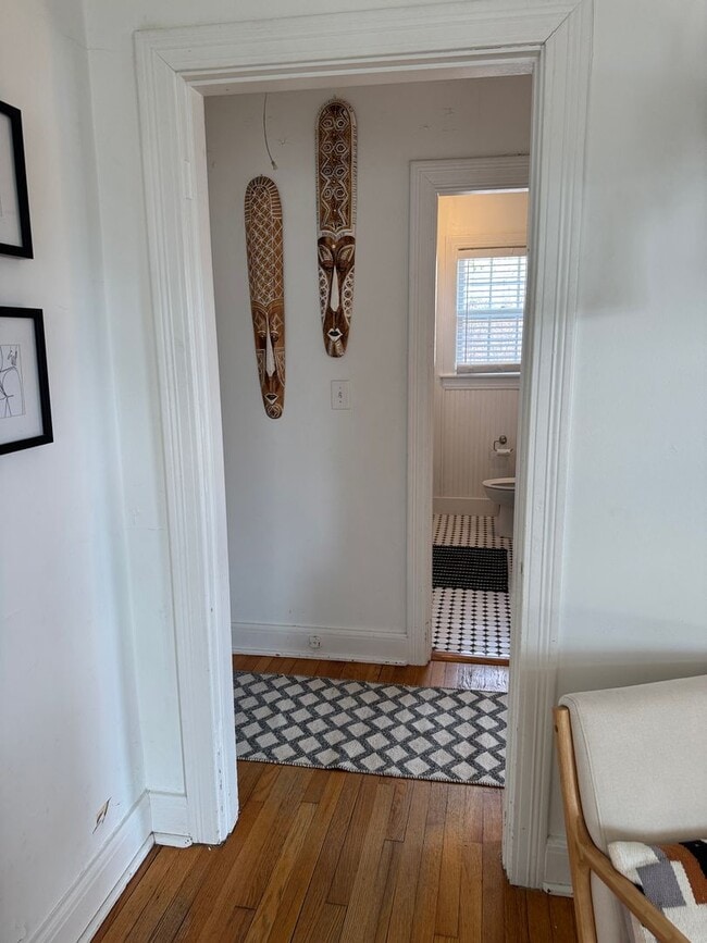 Building Photo - East Nashville cottage, 2BR 1 bath, fenced back, lawn care included, pet friendly