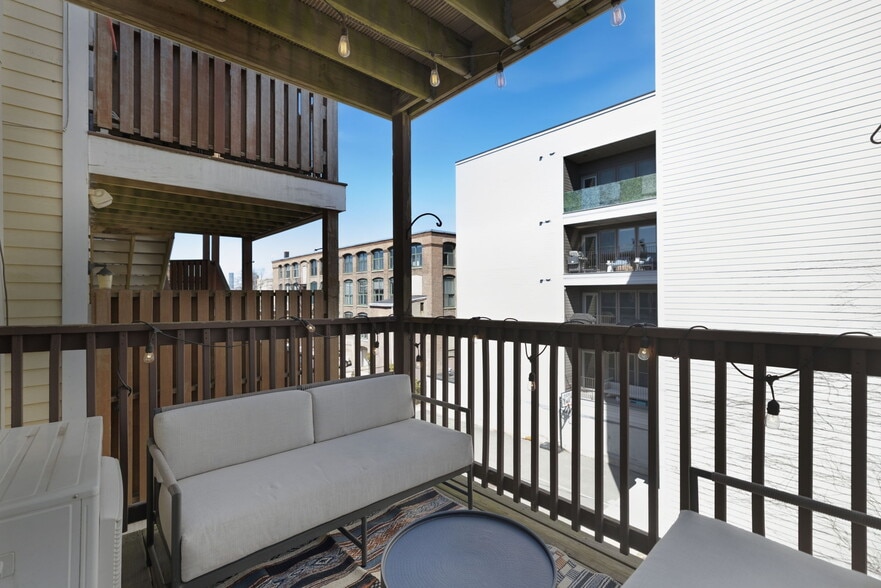 Building Photo - 722 E 2nd St