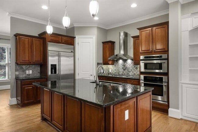 Building Photo - 395 Laurent St NW