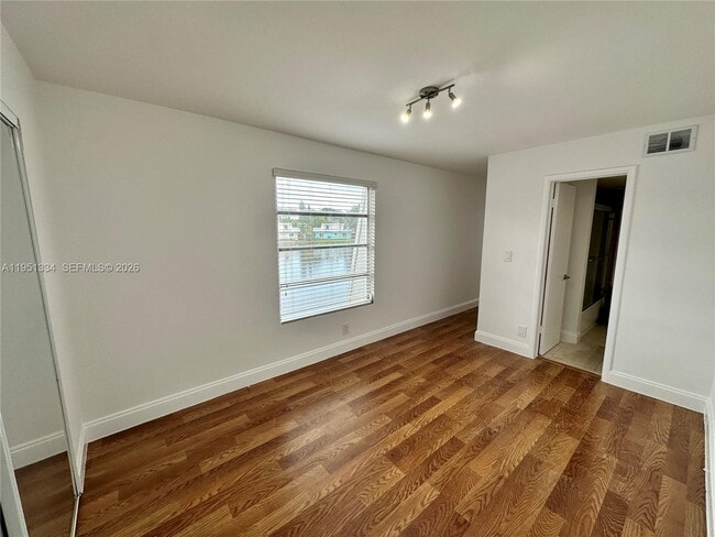 Building Photo - 1361 NE 40th Pl