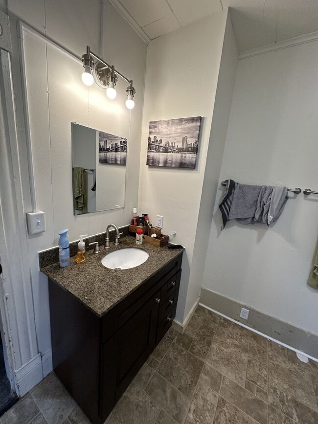 Building Photo - 5 Bed 2 Bath close to UWEC available June 1st! Has a new bathroom!