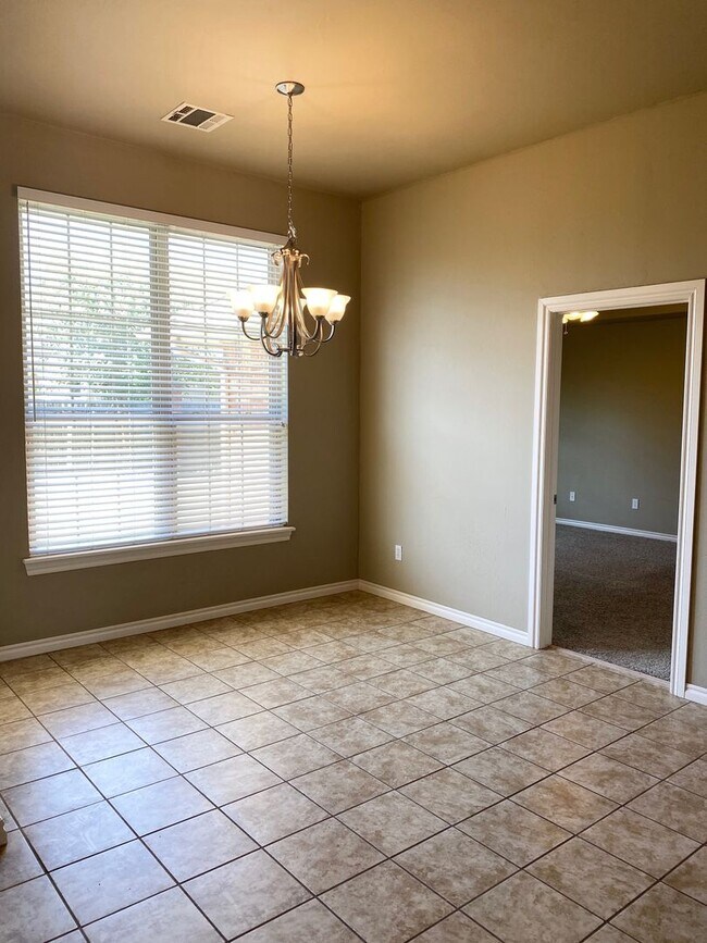 Building Photo - Beautiful Home in Southeast Moore with Storm Shelter!