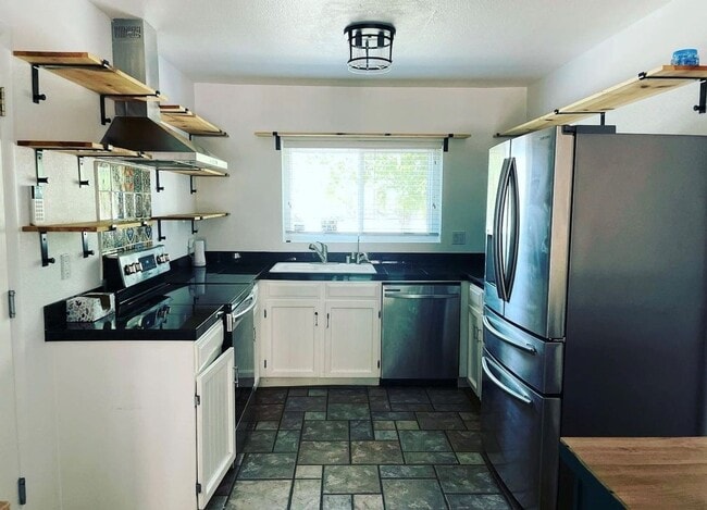 Building Photo - Charming Updated 3 Bed/2 Bath in Great Tem...
