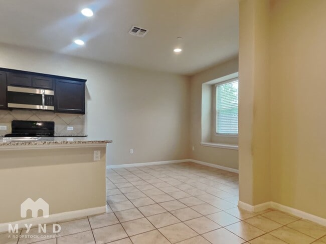 Building Photo - 2880 Donnell Dr
