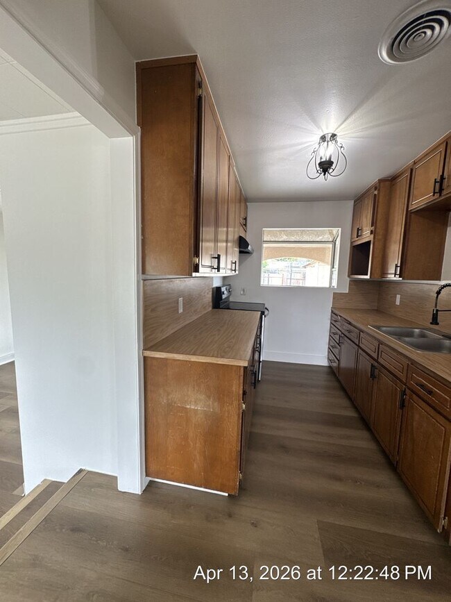 Building Photo - Dinuba Home! Available Now !