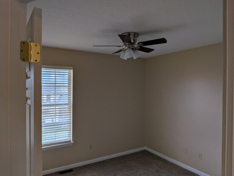 Building Photo - 913 Weeping Willow Dr