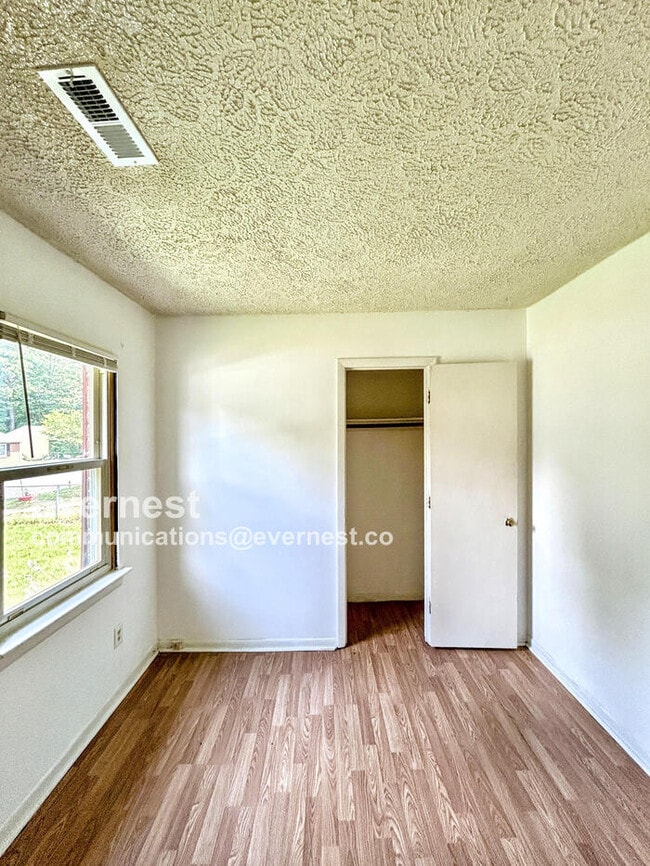 Building Photo - 818 Bedrock Ln