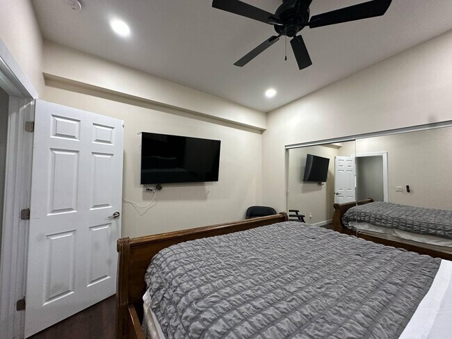 Building Photo - 725 S Mountain View Dr
