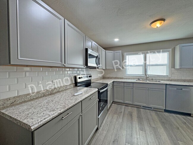 Building Photo - Updated and Located near Mercy Hospital!  ...