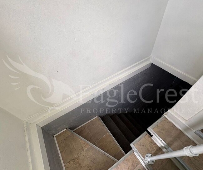 Building Photo - Charming 2-Bedroom Home with Modern Finishes & Open Yard