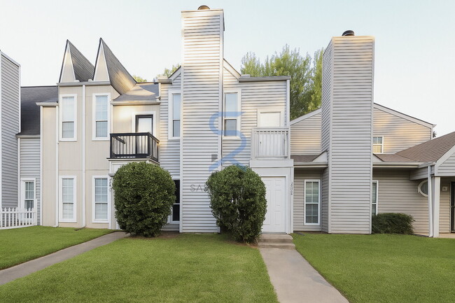 Building Photo - Move in before November 15th and choose yo...