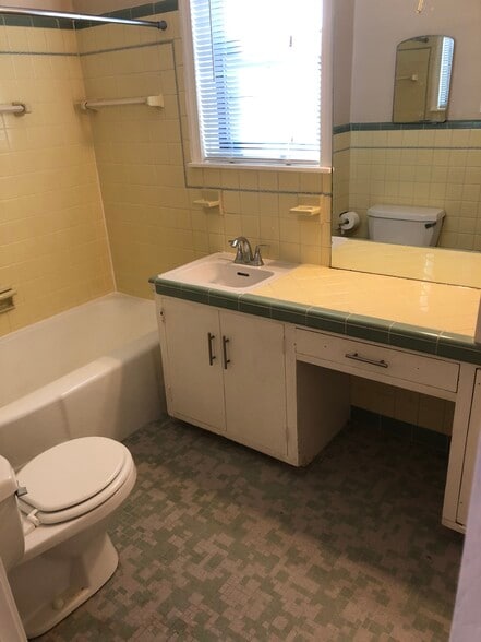 Guest Bath - 1623 Ivy St
