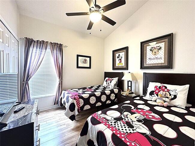 Building Photo - 16724 Rolling Green Dr