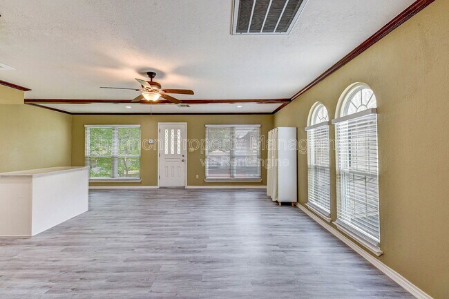 Building Photo - 15606 Dawnbrook Dr