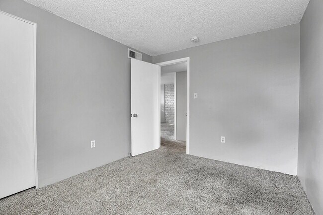 Building Photo - $1,650.00 - HALF OFF First Month's Rent - 3 Bedrooms, 2 Bathrooms, Condo in Lakewood with Onsite ...