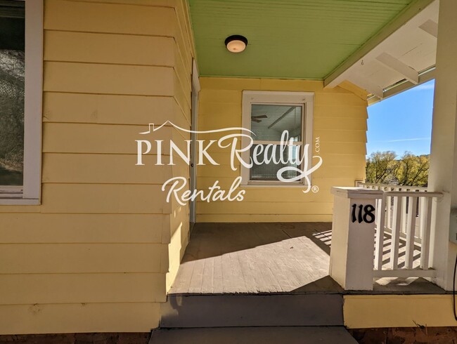 Building Photo - Cozy Triplex in Desirable Manitou Springs!