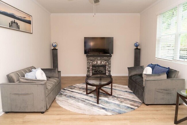 Building Photo - 585 River Gdns Dr